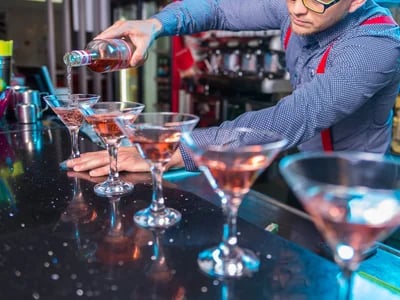 Spaß und Mixologie für Erwachsene – Cocktailkurs Berlin Potsdamer Platz mit einem erfahrenen Barteam
