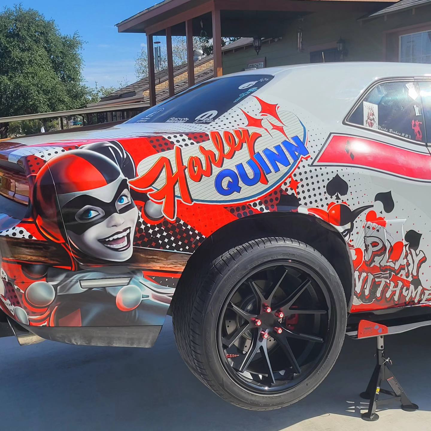 Was kostet es, ein Auto mit Anime-Design zu folieren?