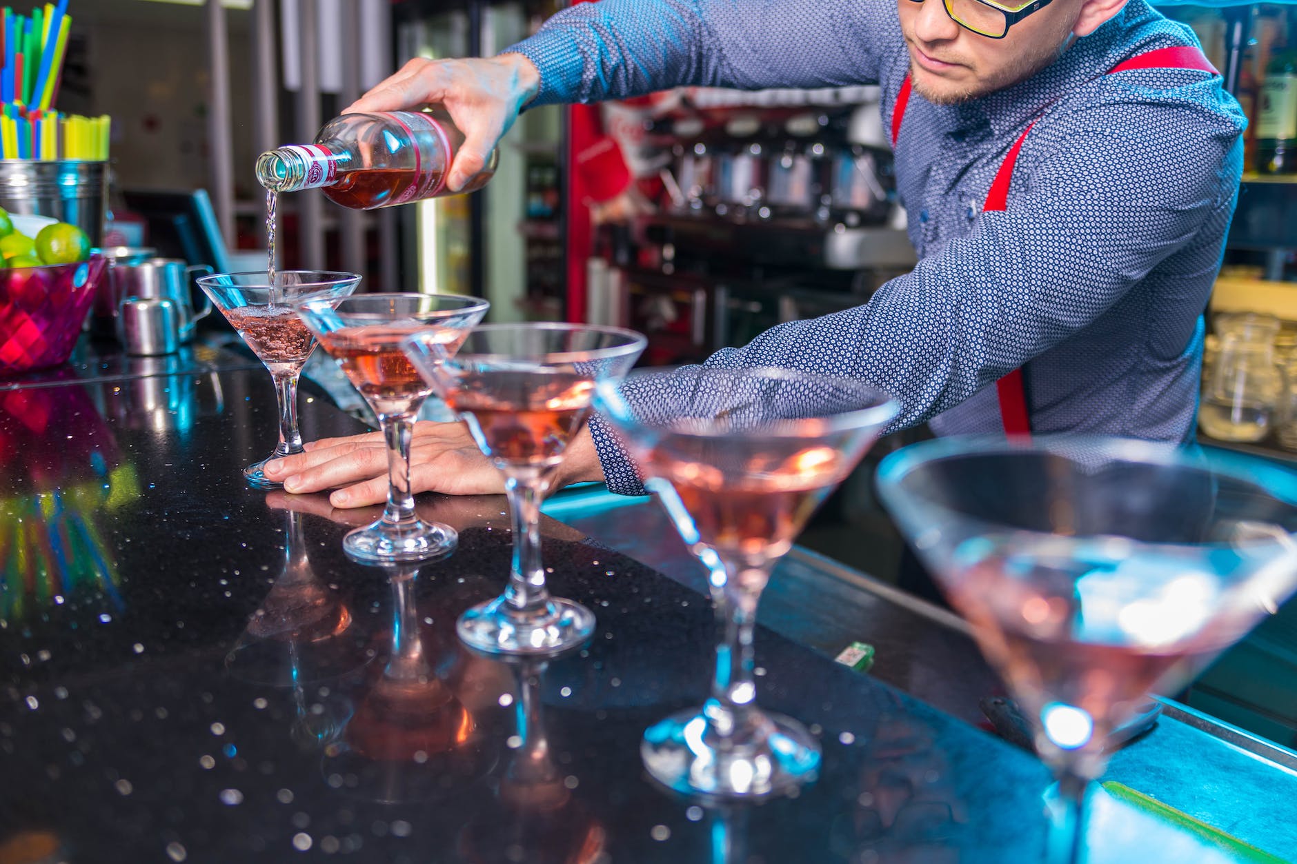 Spaß und Mixologie für Erwachsene – Cocktailkurs Berlin Potsdamer Platz mit einem erfahrenen Barteam